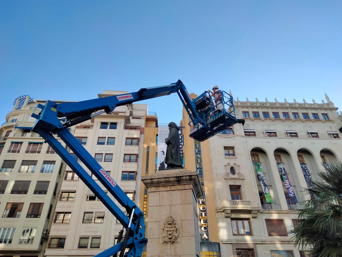 Concluye la reparación de la estatua de Vinatea en la plaza del Ayuntamiento de Valencia Estatua de Francesc de Vinatea, ya resparada